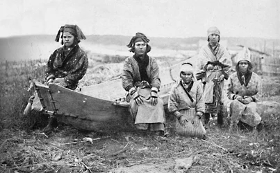 Un grupo de mujeres Ainu, Monbetsu, Hokkaido, Japón, 1902
