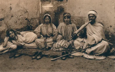 Una fotografía que muestra a personas árabes tradicionales