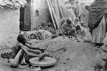 Un alfarero trabajando, India, siglo XX