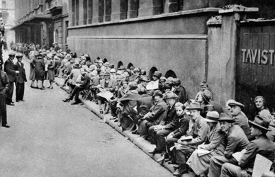 Una cola para conseguir entradas para el estreno en Covent Garden, Londres, 1926-1927