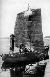 Una embarcación de vela de totora, Bolivia