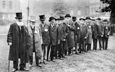 Una fila de viejos taxistas, Londres, 1926-1927