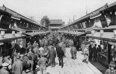 Una fila de tiendas en Asakusa, Tokio, siglo XX