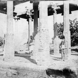 Un templo en ruinas cerca de Madrás, India