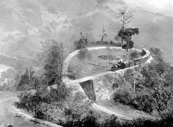Un solo bucle en el Ferrocarril del Himalaya de Darjeeling, India, c. 1910