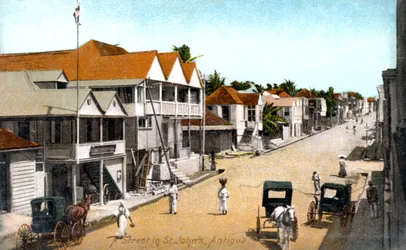 Una calle en St. Johns, Antigua, c. 1900s