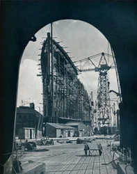 Una vista impresionante de proa del gigante transatlántico de Cunard, Queen Mary, en Clydebank, Glasgow, 1934