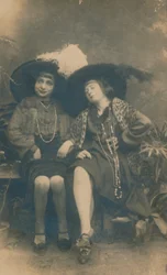 Fotografía de estudio de dos damas, c1910