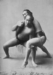 Un combate de sumo entre un par de profesionales japoneses, 1902