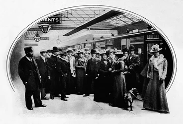 Una compañía teatral comenzando una gira, Estación Euston, Londres