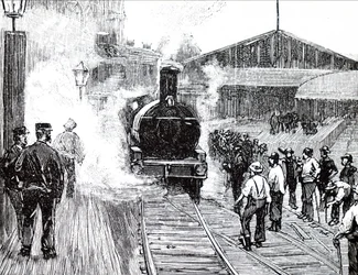 Un tren saliendo de la estación de tren de Plymouth