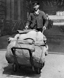 Un portero de tren, Londres, 1926-1927