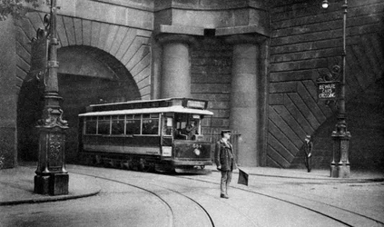 Un tranvía pasando por debajo de Kingsway, Aldwych y Somerset House, Londres, 1926-1927