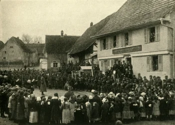 Un pueblo en Alsacia es ocupado por tropas francesas, Primera Guerra Mundial, c. 1915, c. 1920