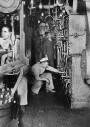 Sala de calderas de un buque de guerra, Primera Guerra Mundial, 1914-1918, c1920