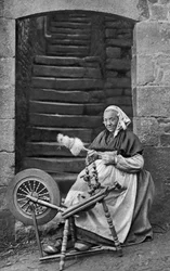 Una mujer en una rueca, Dinan, Bretaña, Francia, c1922