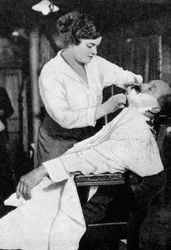 Una mujer barbera, 1917