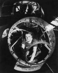 Una mujer trabajando en un bombardero Lancaster, Segunda Guerra Mundial, 1940s