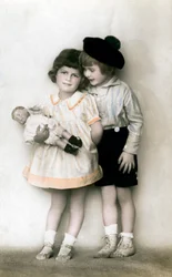 Una niña y un niño, principios del siglo XX