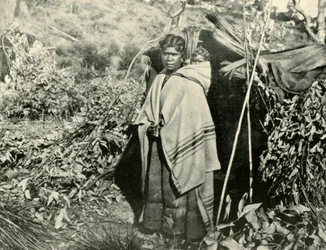 Mujer aborigen con niño, 1901