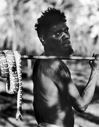 Aborigen con serpiente