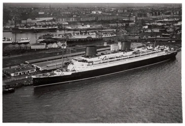 Vista aérea del puerto de Bremen, Alemania, y el transatlántico Europa, desde un Zeppelin, c. 1931 1933
