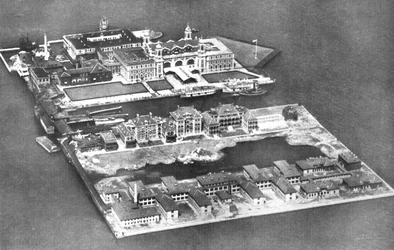 Vista aérea de la Estación de Inmigración de Ellis Island, Nueva York, EE.UU.