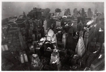 Vista aérea de Manhattan, Ciudad de Nueva York, EE.UU., desde un Zeppelin, 1928 1933
