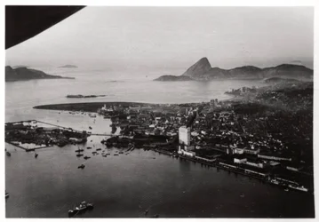 Vista aérea de Río de Janeiro, Brasil, desde un zepelín, 1930 1933