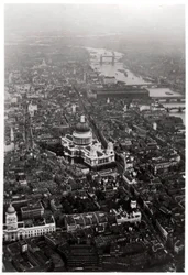 Vista aérea de la Catedral de San Pablo, Londres, desde un Zeppelin, 1931 1933