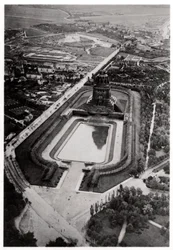 Vista aérea del Monumento a la Batalla de las Naciones, Leipzig, Alemania, desde un zepelín, c1931 1933