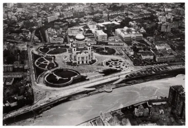 Vista aérea de la Catedral de Cristo Salvador, Moscú, URSS, desde un zepelín, 1930-1933