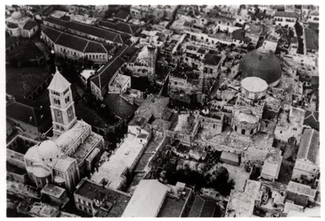 Vista aérea de la Iglesia del Santo Sepulcro, Jerusalén, Palestina, desde un zepelín, 1931-1933