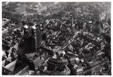 Vista aérea de la Frauenkirche, Múnich, Alemania, desde un zepelín, c1931 1933