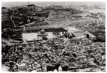 Vista aérea de la Mezquita de Omar, Jerusalén, Palestina, desde un Zeppelin, 1931-1933