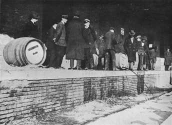Después de la Declaración de Guerra: Cerveza alemana siendo retirada en una aduana italiana, 1915