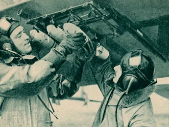 Observador aéreo recibiendo entrenamiento de bombardeo, 1940