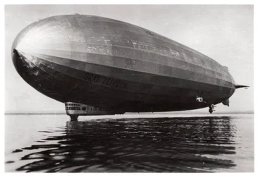 Dirigible LZ127 Graf Zeppelin aterrizando en el Lago de Constanza, Alemania, 1933