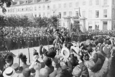 Alberto I de Bélgica en camino al parlamento, 1914
