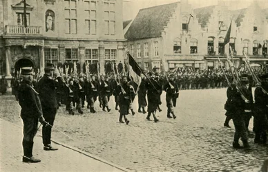 Alberto I de Bélgica revisando tropas, Primera Guerra Mundial, 1914, c1920