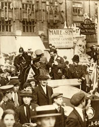 Alcock y Brown... después del primer vuelo transatlántico sin escalas, Londres, junio de 1919, 1935