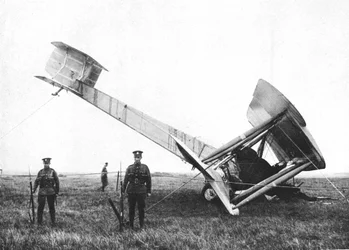 El avión de Alcock y Brown tras completar el primer vuelo transatlántico sin escalas, 1919