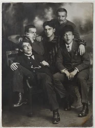 Aleksei Kruchenykh, David Burliuk, Vladimir Mayakovsky, Nikolai Burliuk y Benedikt Livshits