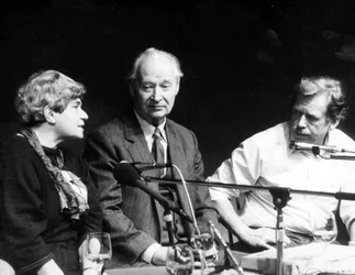 Alexander Dubcek con la Sra. Rita Klimova, futura embajadora de Checoslovaquia en Estados Unidos, y Vaclav Havel, durante una conferencia de prensa del Foro Cívico el 24 de noviembre