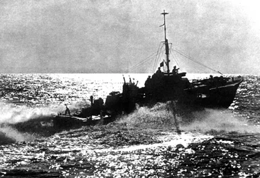 Lancha torpedera aliada en patrulla frente a la costa francesa, 1944