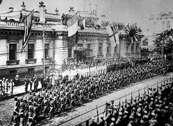 Soldados y marineros aliados en Vladivostok, Rusia, septiembre 1918