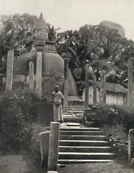 Dagoba de Ambatthala en Mihintale, lugar de descanso de las reliquias de Mahinda, construido en 275 a.C., 1926