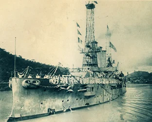 Acorazado estadounidense Missouri pasando por el canal de Panamá