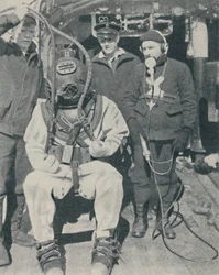Buzo naval estadounidense con guantes de goma impermeables de tres dedos, 1937
