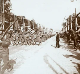 Tropas estadounidenses marchando en el desfile de la victoria, París, Francia, c1918-c1919